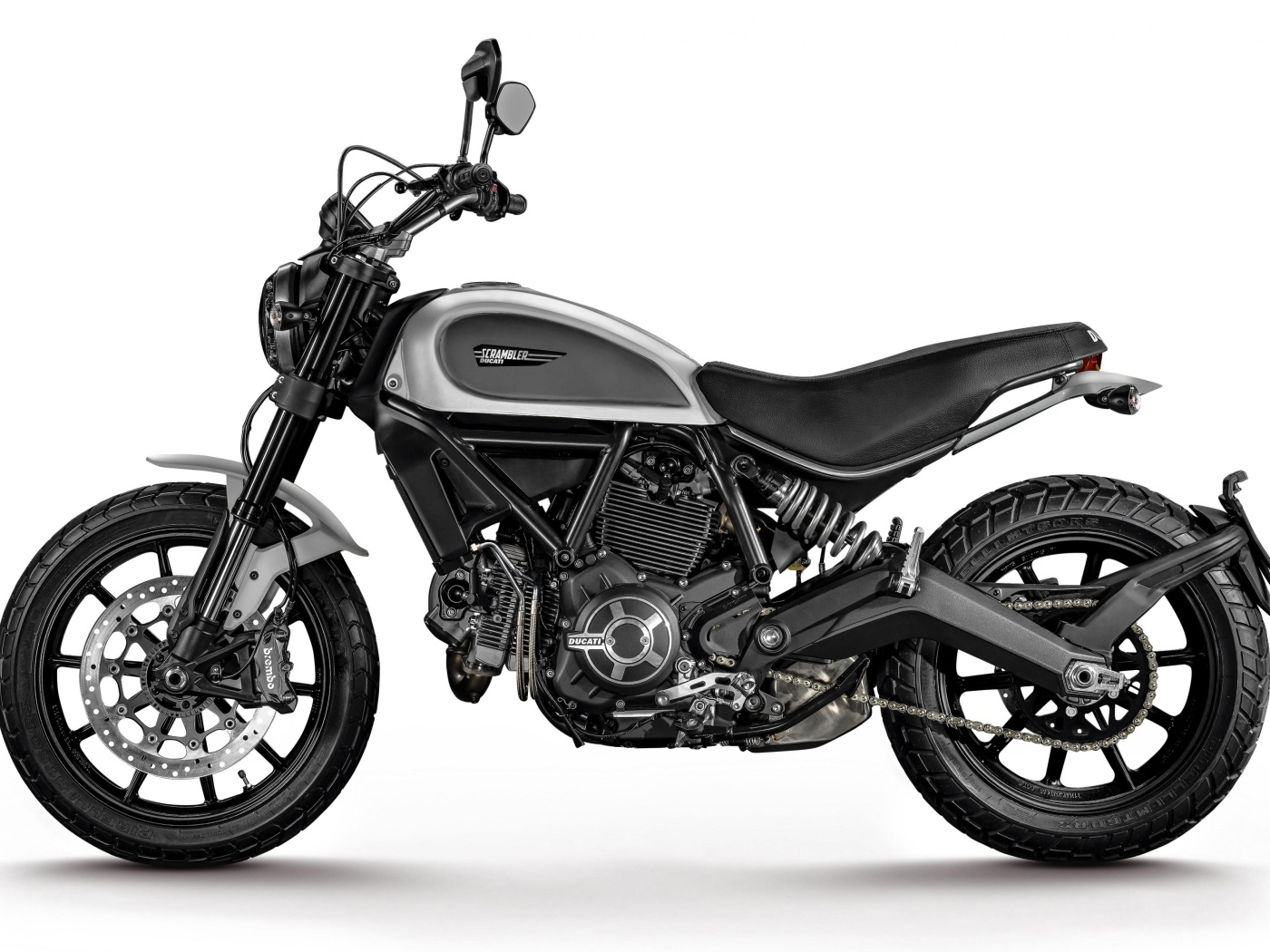 Черный мотоцикл Ducati Scrambler Icon, 2017 на белом фоне