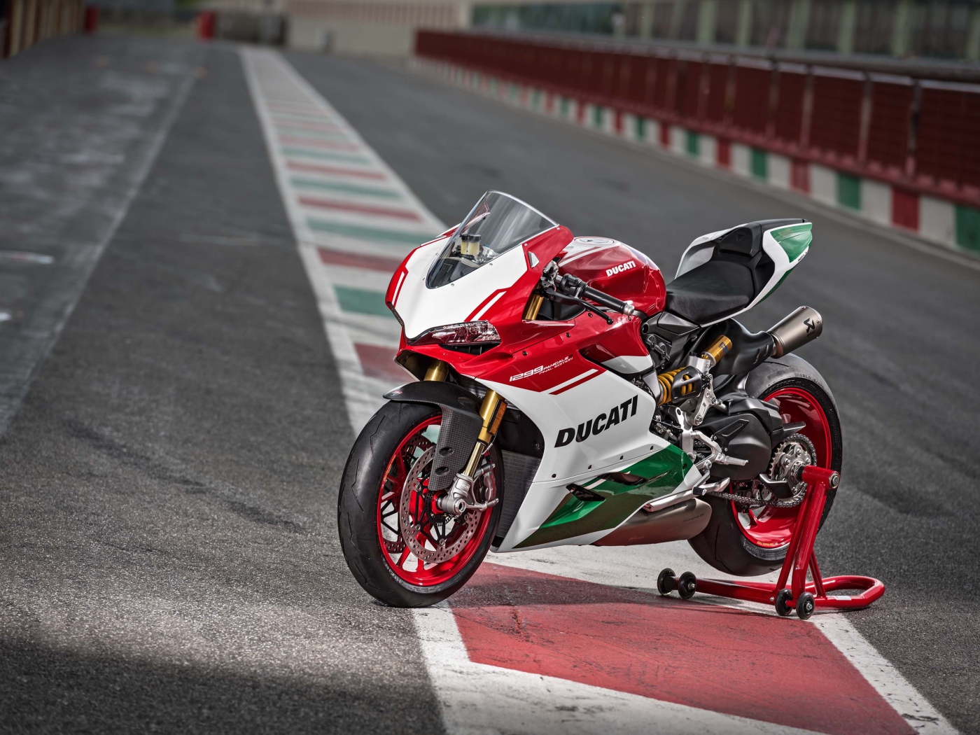 Красный мотоцикл Ducati 1299 Panigale R, 2017