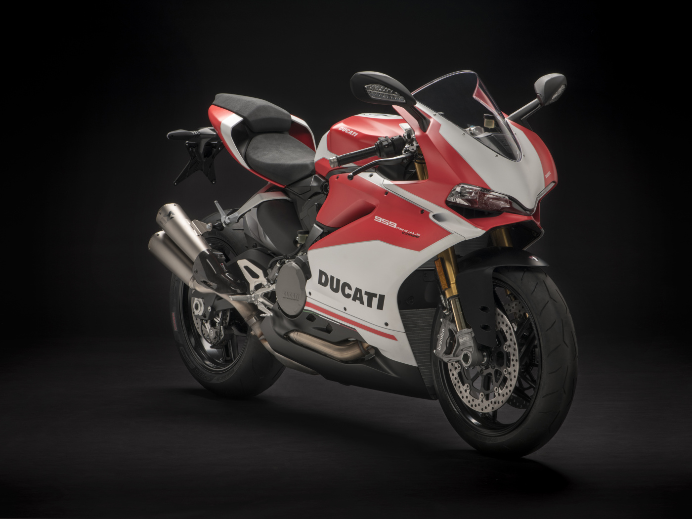 Красный мотоцикл  Ducati 959 Panigale Corse, 2018 на черном фоне