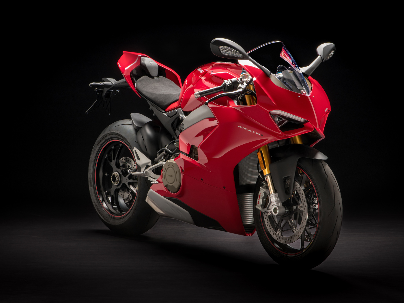 Красный мотоцикл Ducati Panigale V4 S, 2018 вид спереди