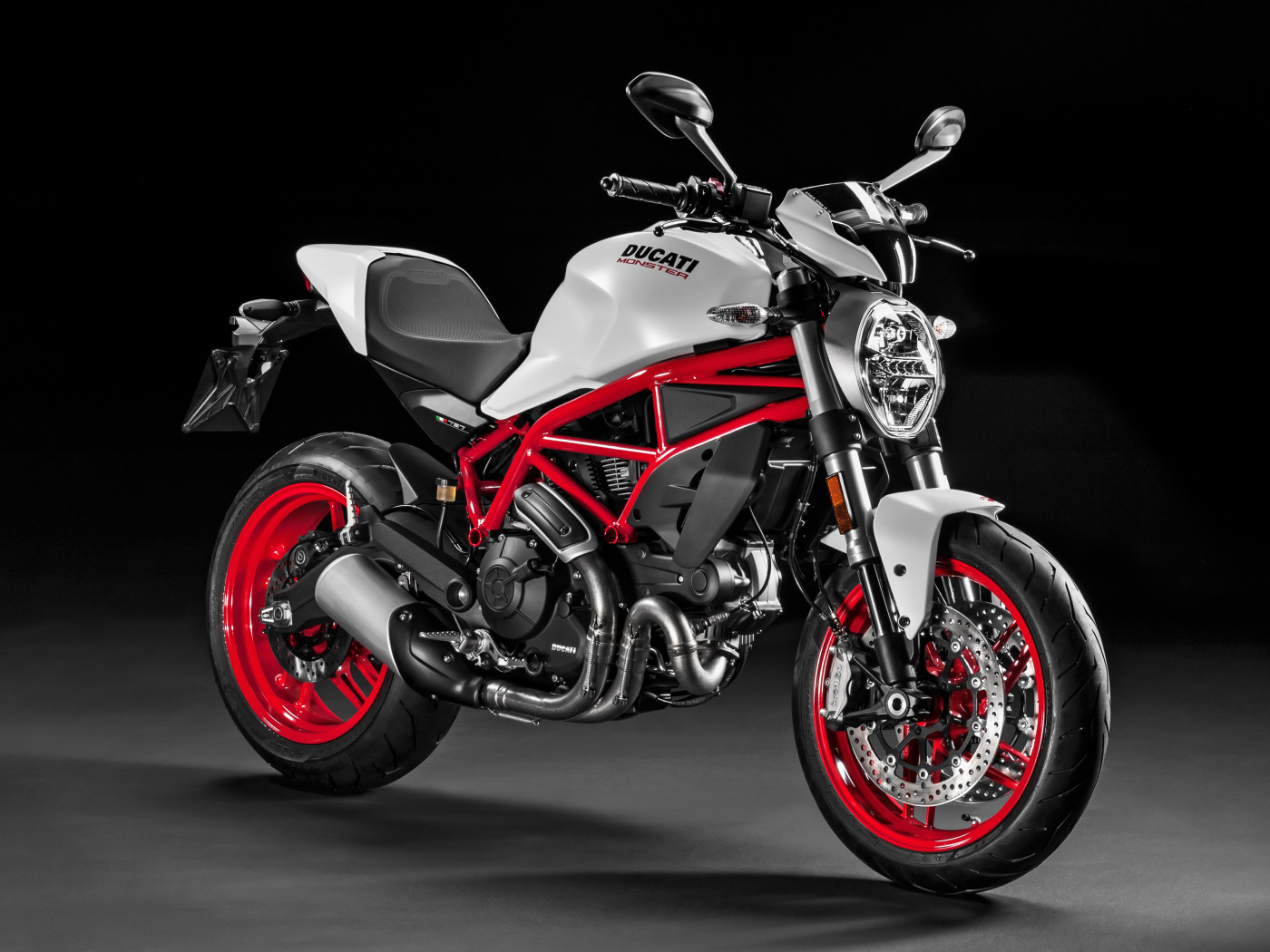 Стильный гоночный мотоцикл Ducati Monster 797 Plus, 2017