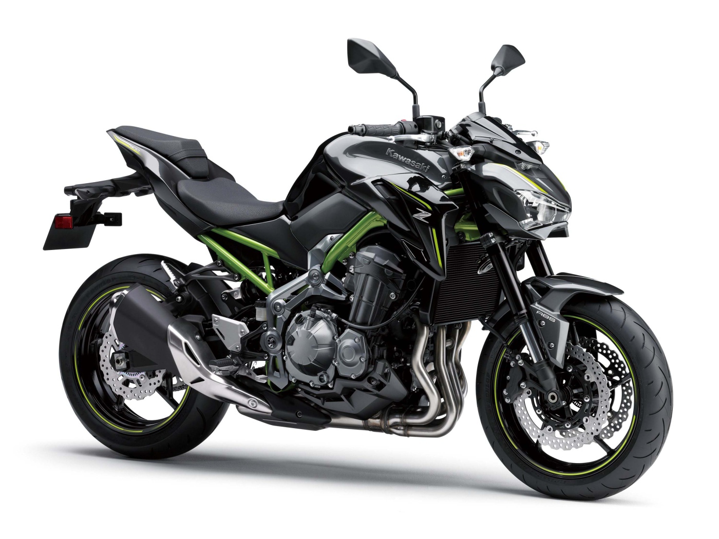 Мотоцикл  Kawasaki Z900 ABS, 2017 на белом фоне 