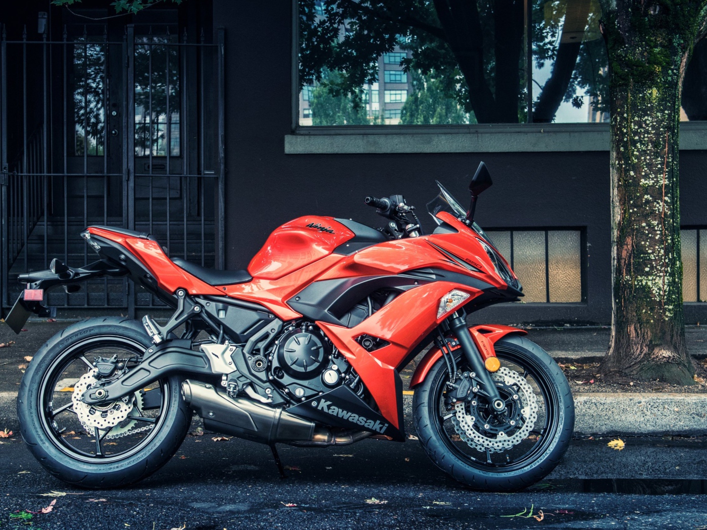 Красный мотоцикл Kawasaki Ninja 650R 