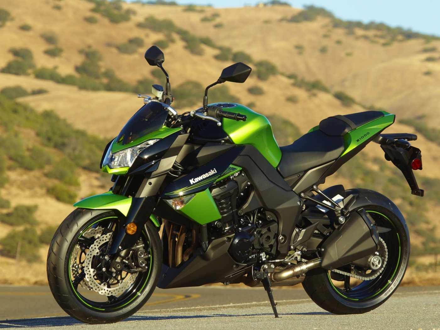 Стильный зеленый мотоцикл Kawasaki z1000 