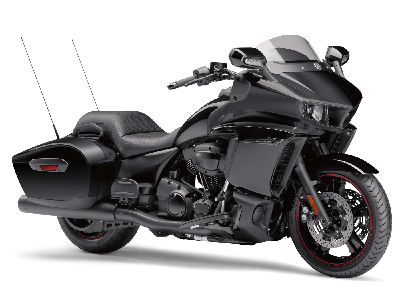 Черный мотоцикл Yamaha Star Eluder, 2018 на белом фоне