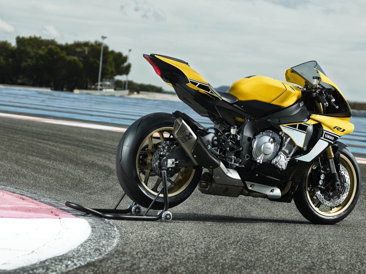 Черный с желтым мотоцикл  Yamaha YZF-R1