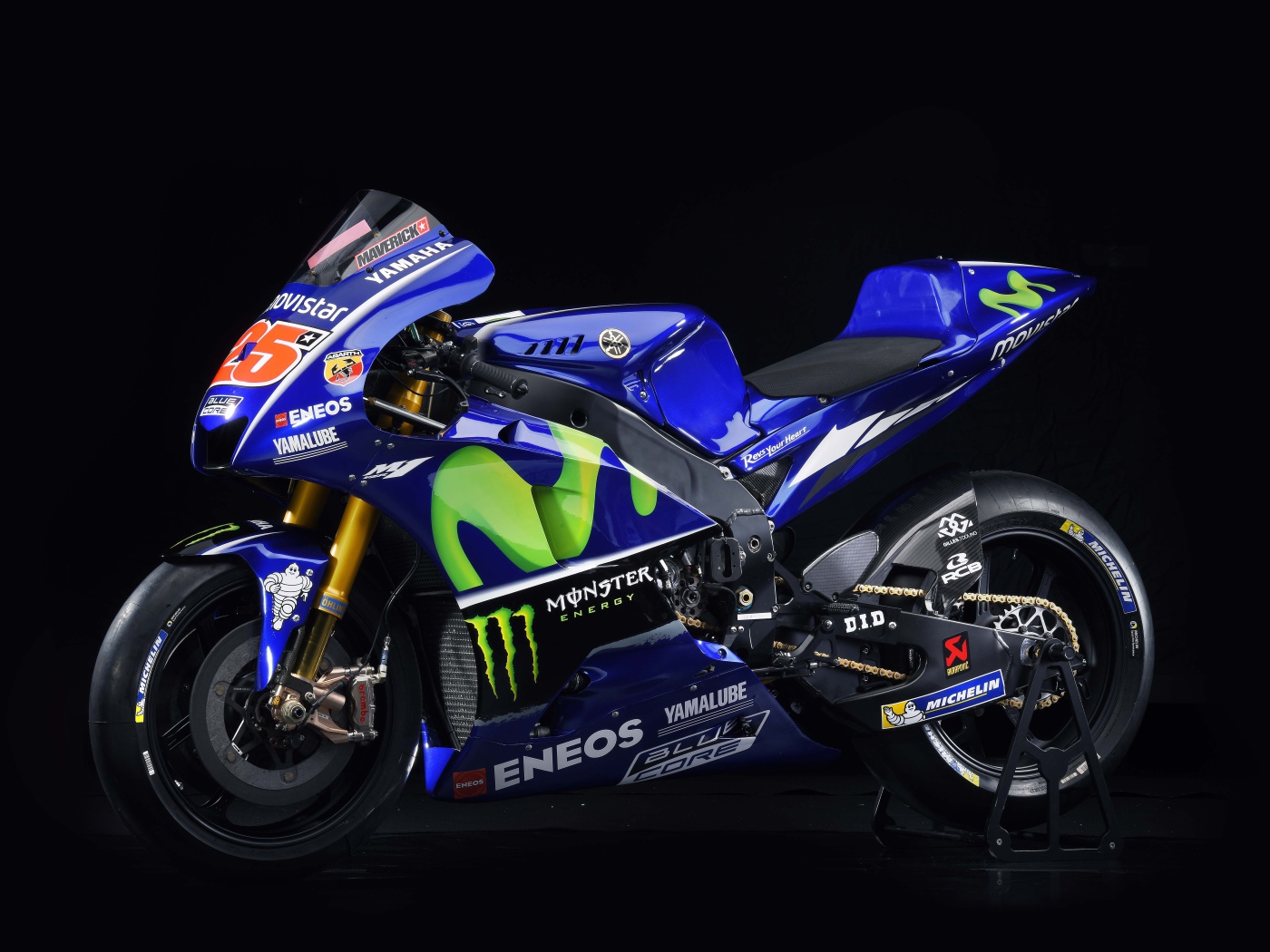 Мотоцикл  Yamaha YZR-M1 на черном фоне 