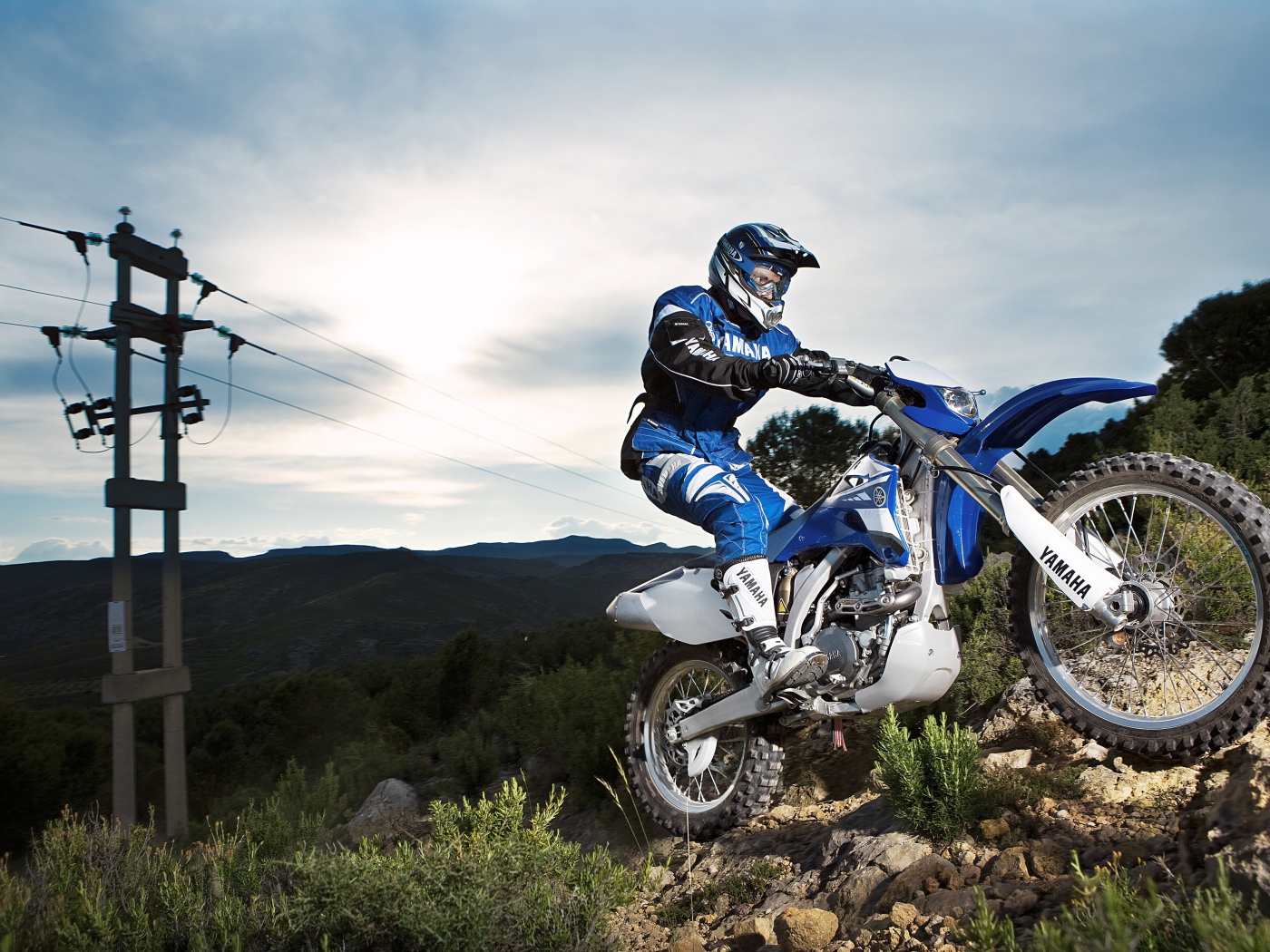 Мотоциклист на мотоцикле Yamaha  WR450F на мотокроссе