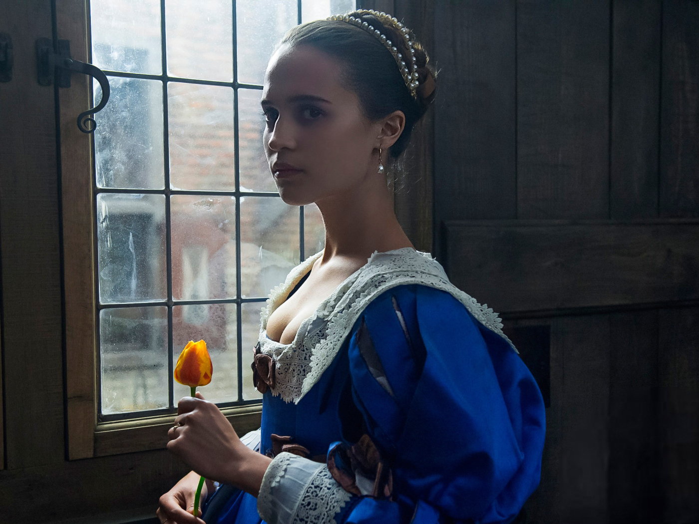 Актриса Алисия Викандер в фильме Тюльпанная лихорадка 2017 