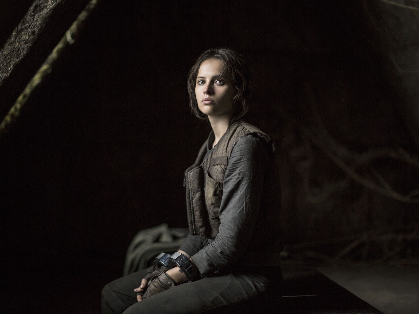 Джин Эрсо в наручниках фильм Изгой-один. Звёздные войны Истории 