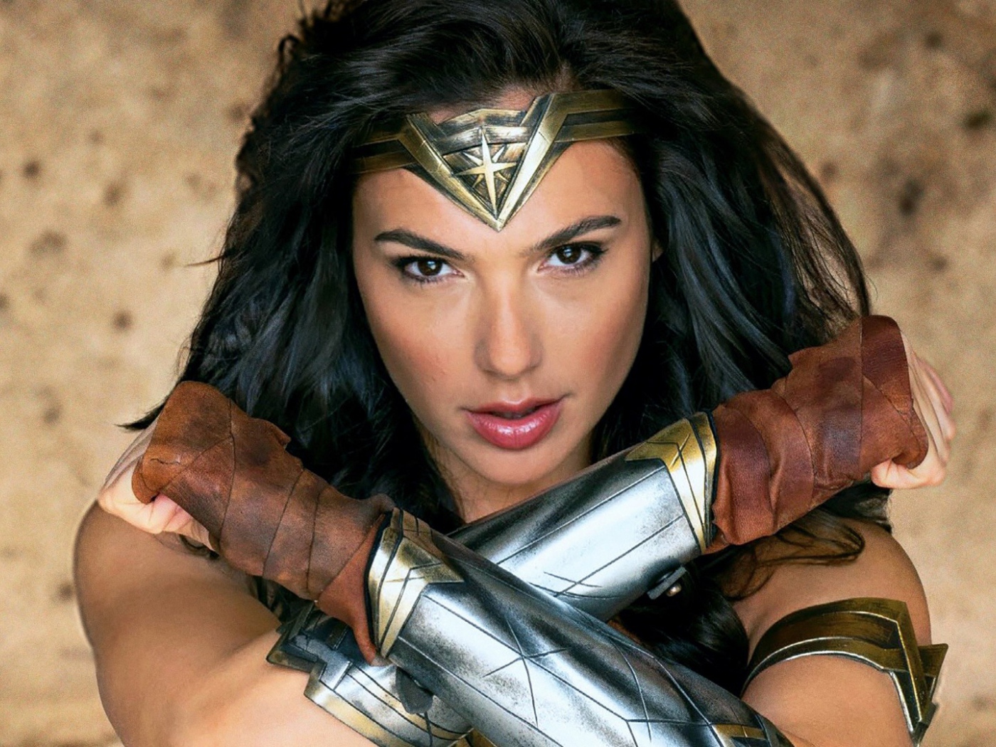 Актриса Галь Гадот в фильме Чудо- женщина 2017 