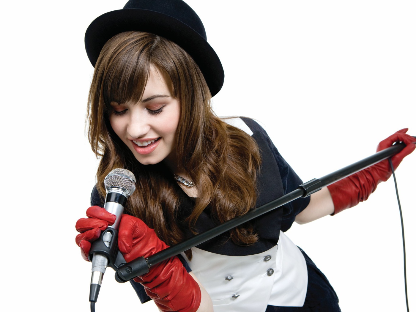 Американская певица и актриса Деми Ловато с микрофоном 