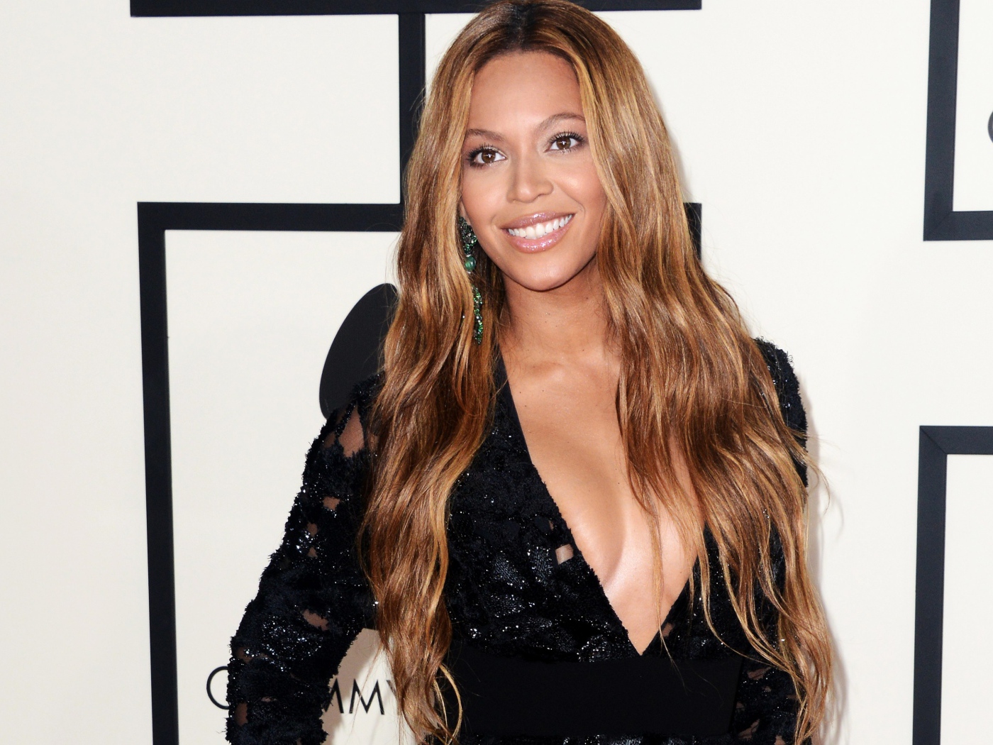 Красивая улыбающаяся певица Бейонсе в черном платье