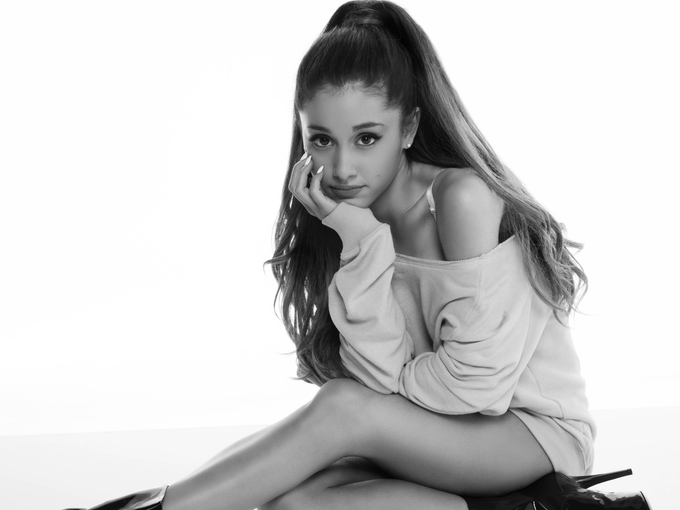 Певица Ариана Гранде  черно белое фото 