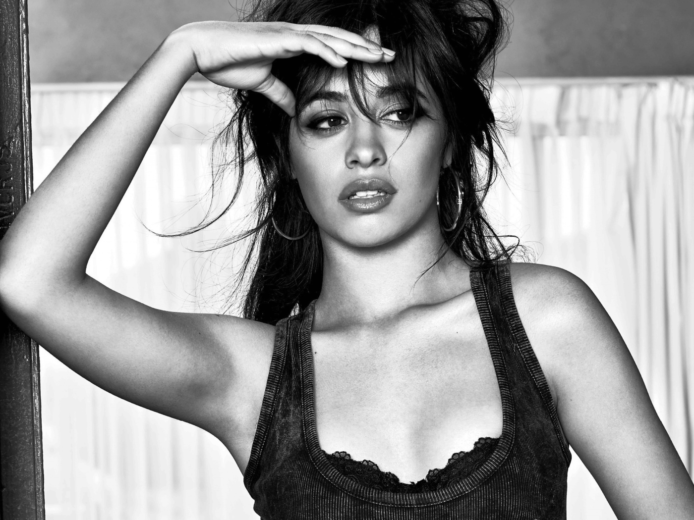 Певица Камила Кабелло черно-белое фото