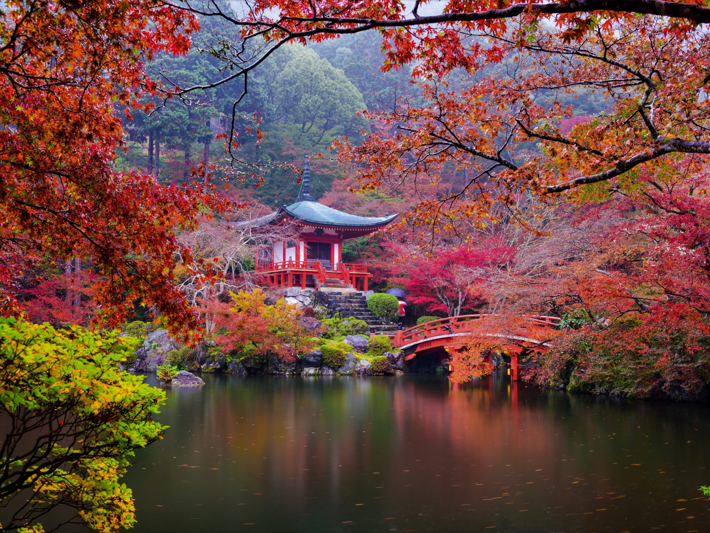 Осенний японский пейзаж у пруда