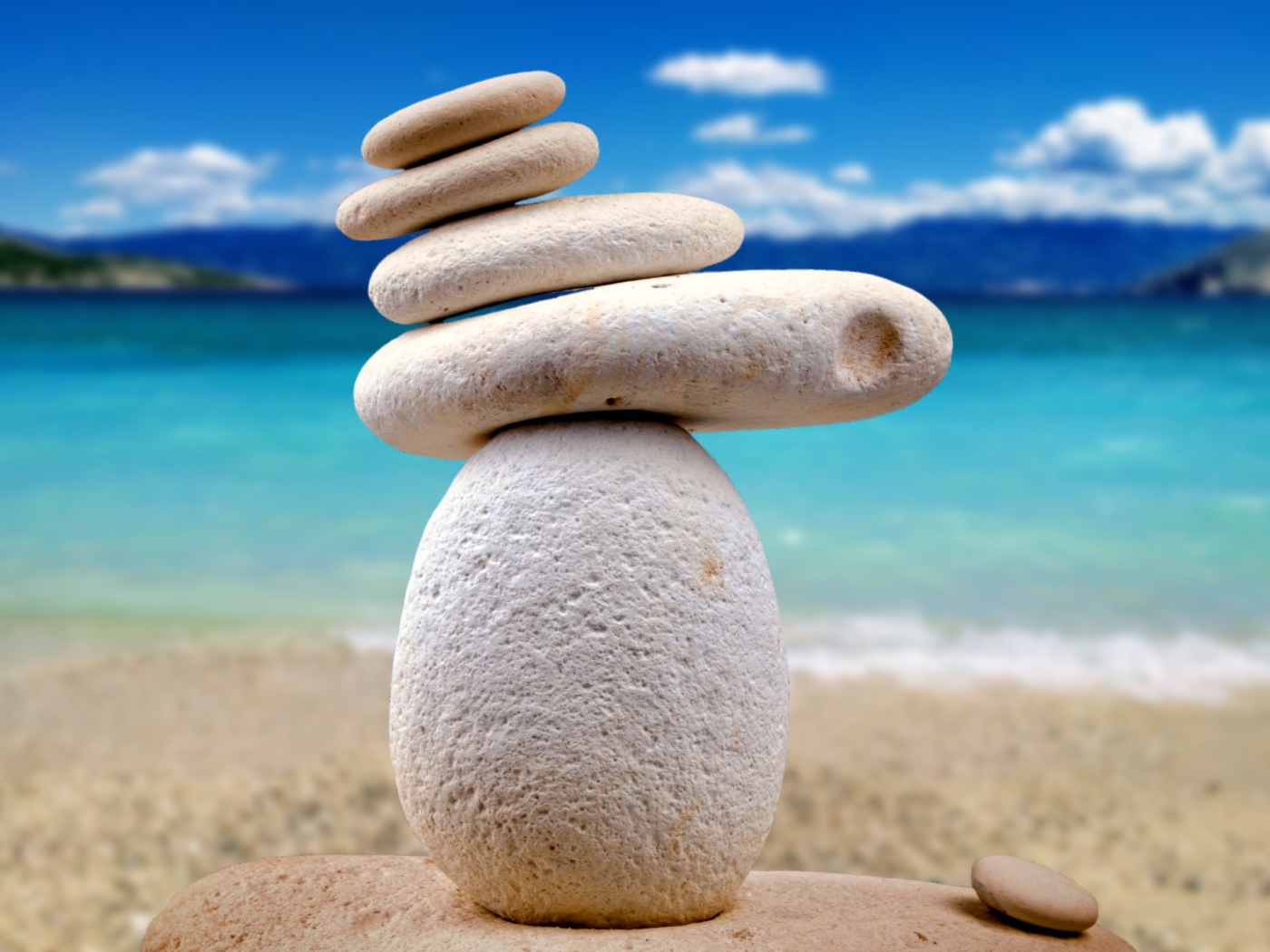 Балансирующие камни дзен на фоне океана