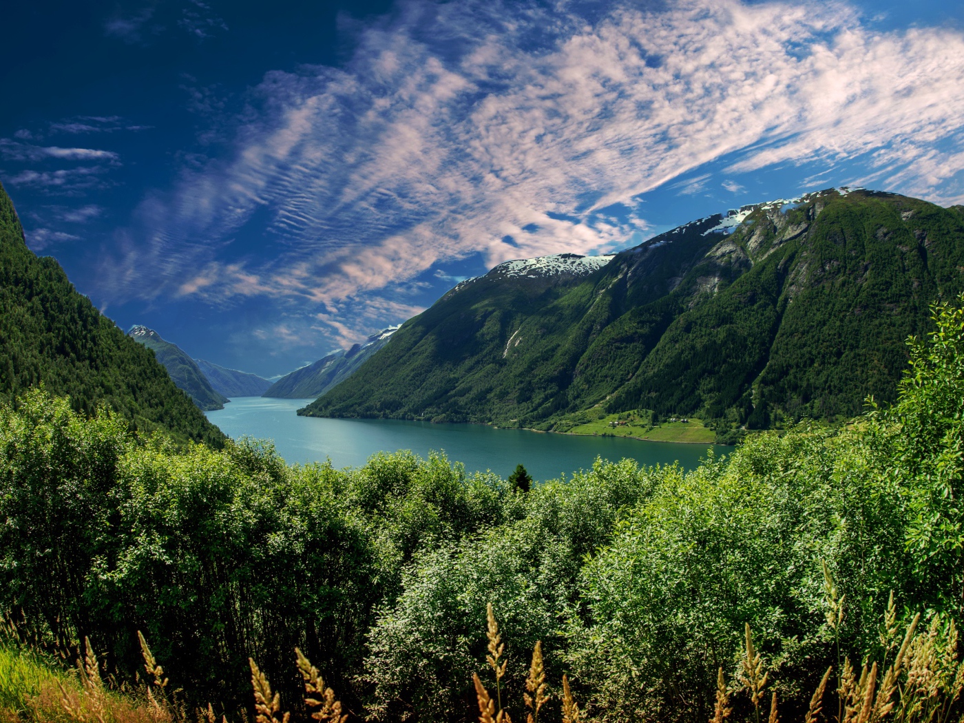 Красивый горный пейзаж под красивым небом