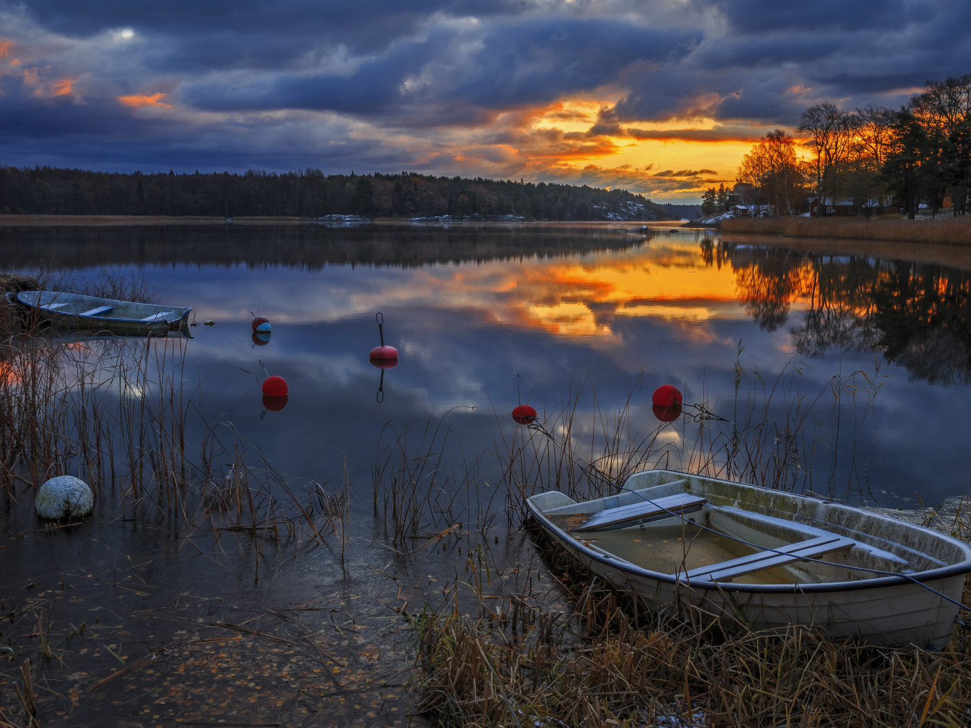 Лодки в тихом лесном озере на закате солнца