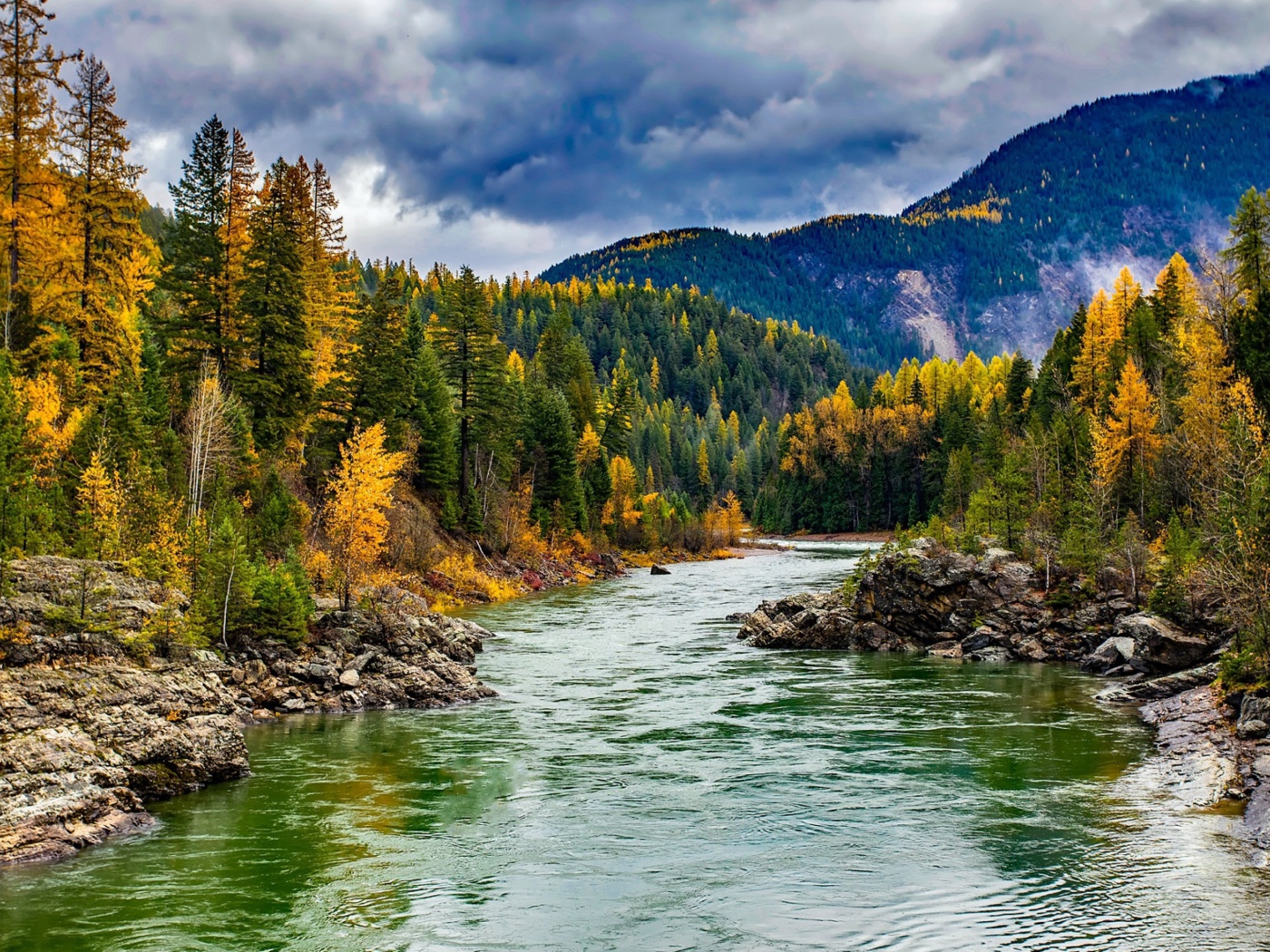 Чистая река в горах 
