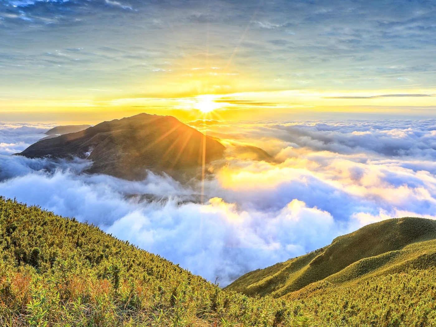 Рассвет солнца над белыми облаками 