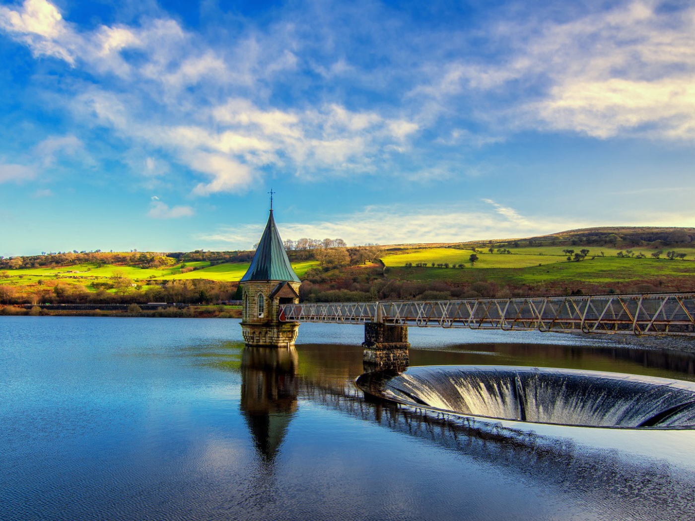 Железный мост над озером под живописным голубым небом 