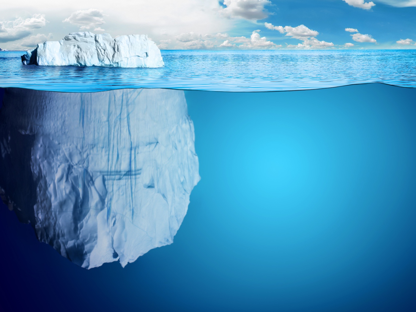 Большой белый ледник в воде океана