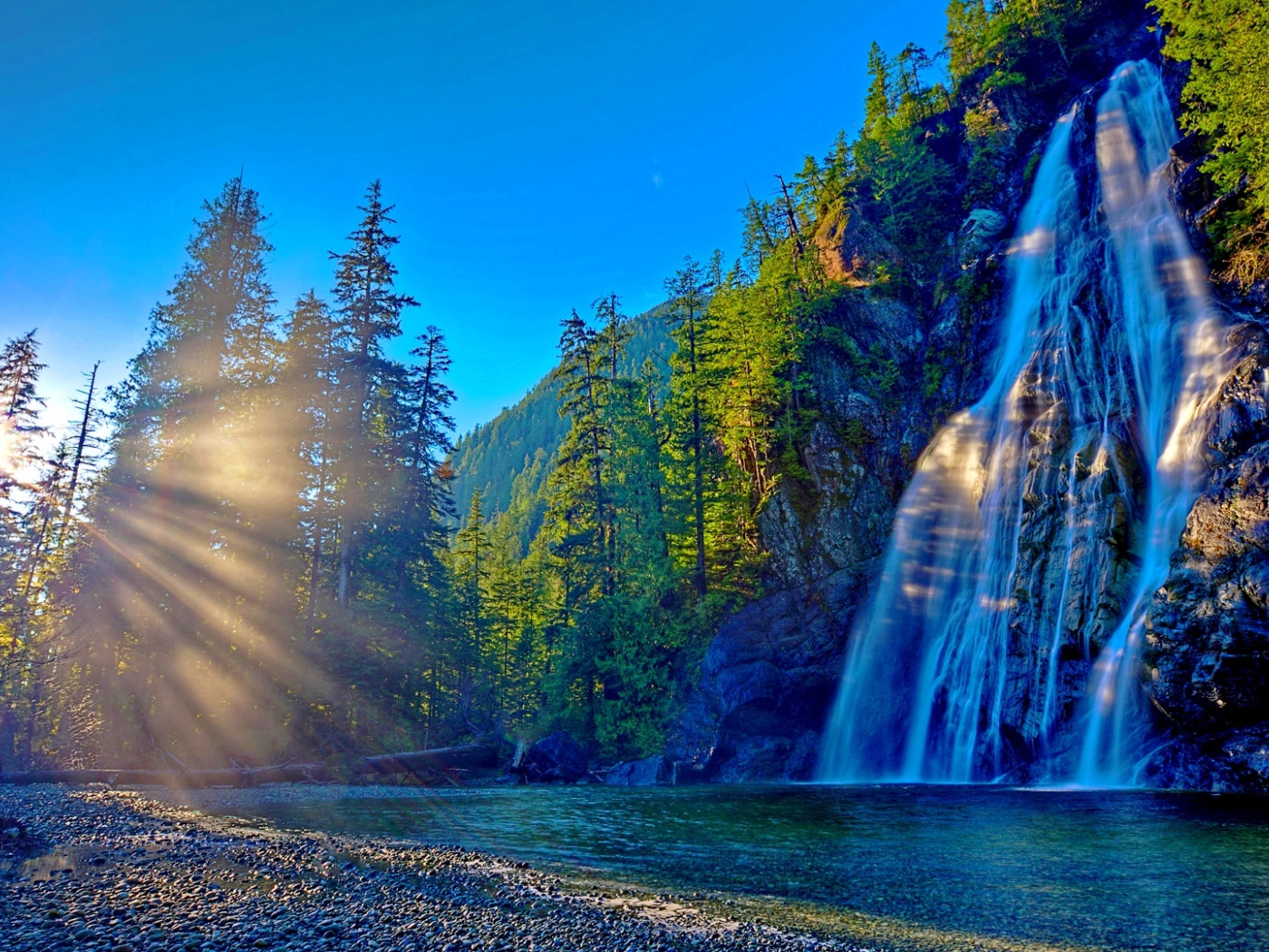 Горный водопад в лучах солнца 