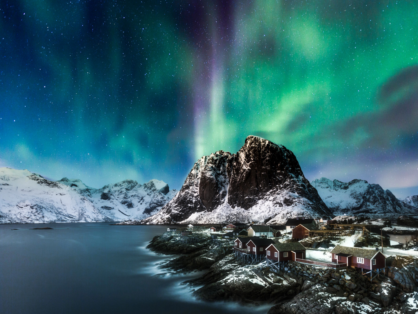Северное сияние над заснеженными горами, Лофотенские острова. Норвегия