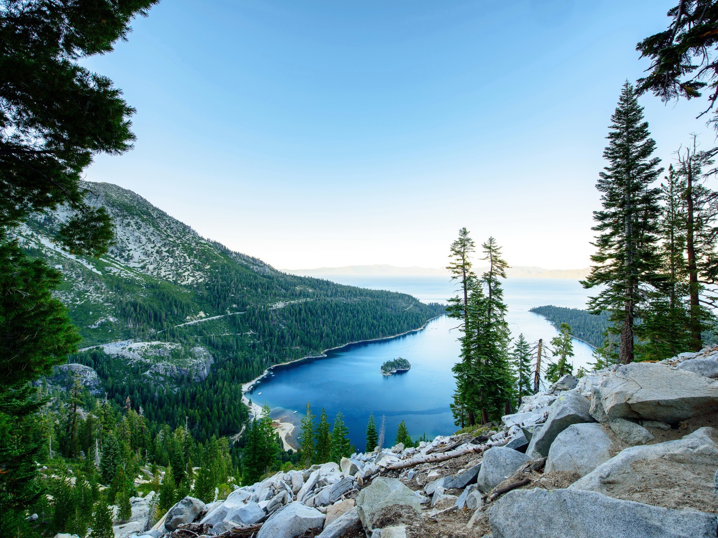 Живописная горная природа у голубого озера 