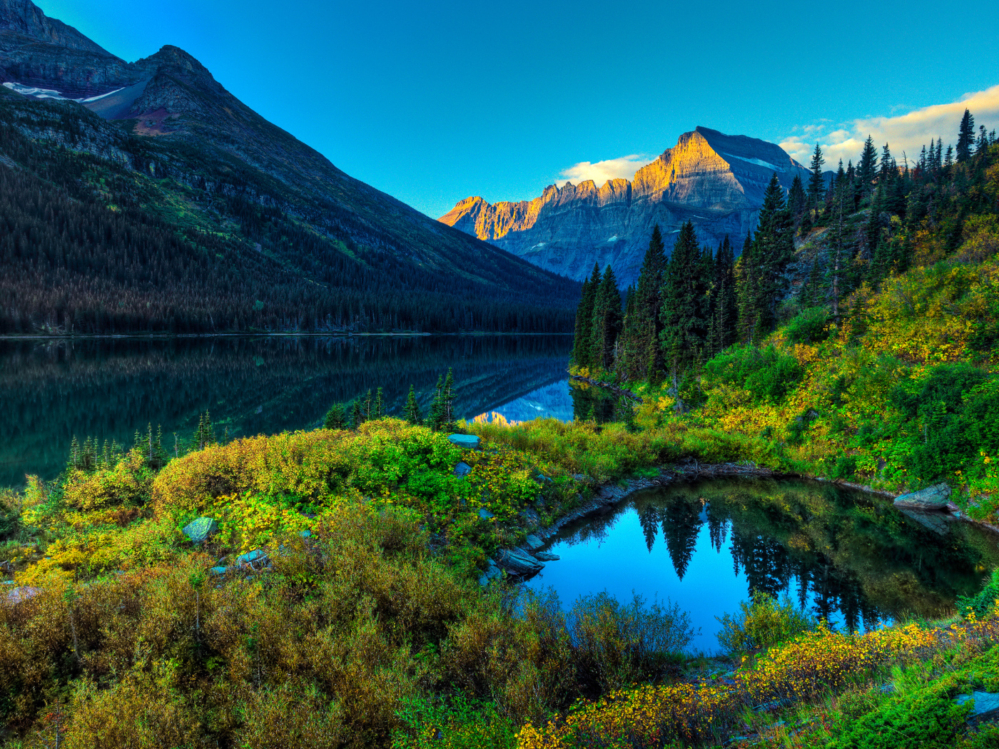 Чистое озеро у подножия гор 