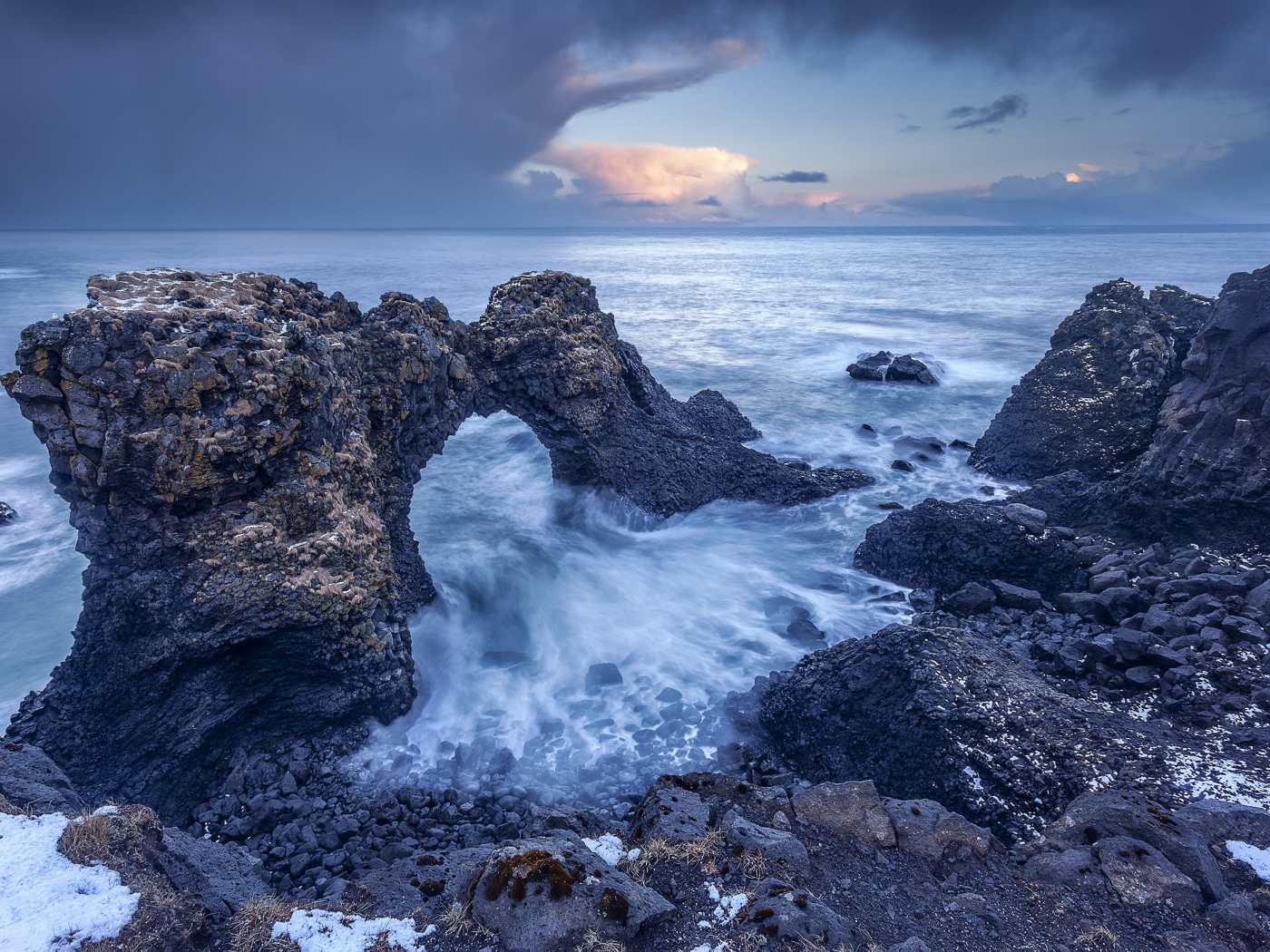 Скалы на берегу океана 