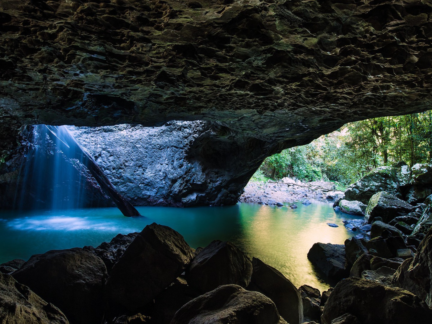 Солнечные лучи в подземном гроте 