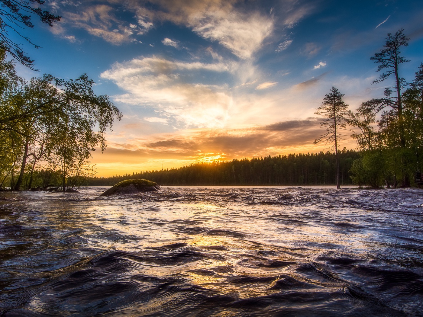 Восход летнего солнца над быстрой рекой