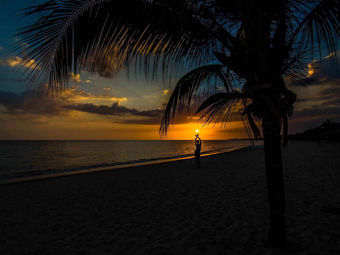 Закат солнца на тропическом пляже 