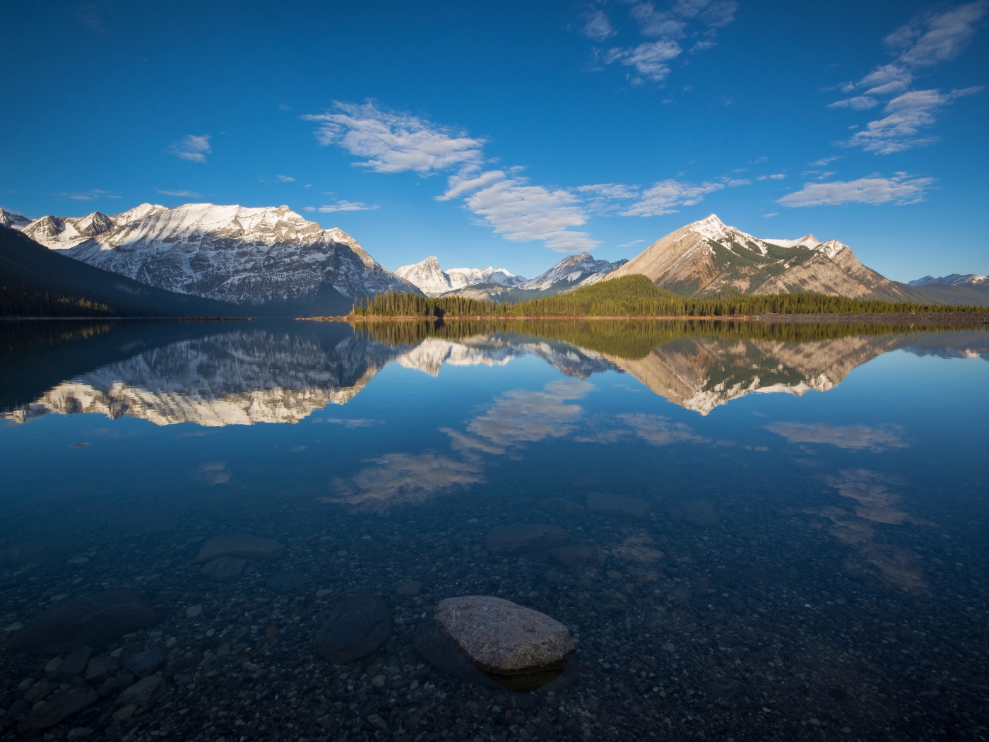 Небо отражается в воде у горного озера