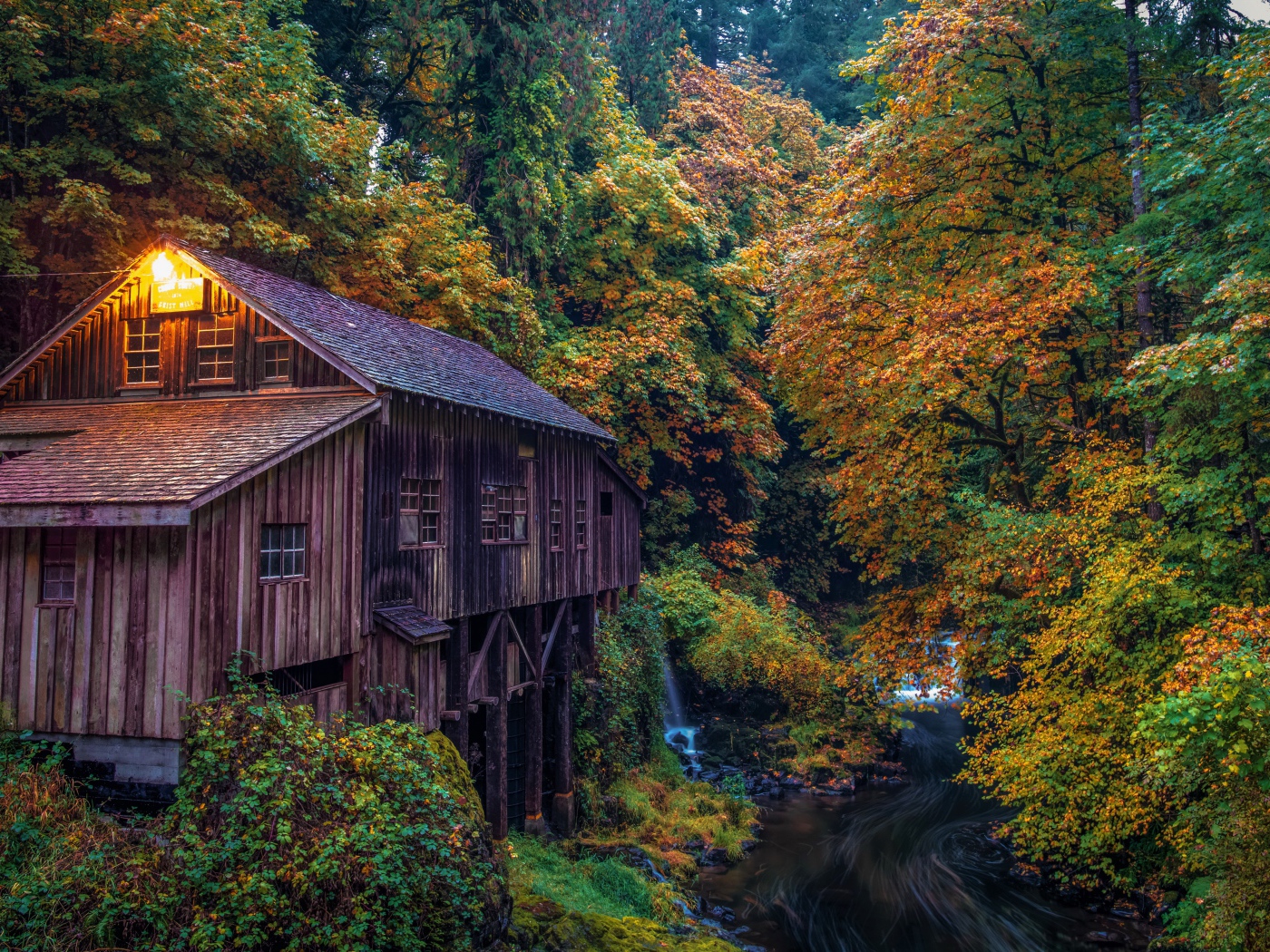 Водяная мельница в осеннем лесу
