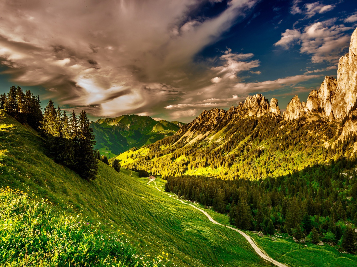Белые облака над зеленой долиной в лучах солнца