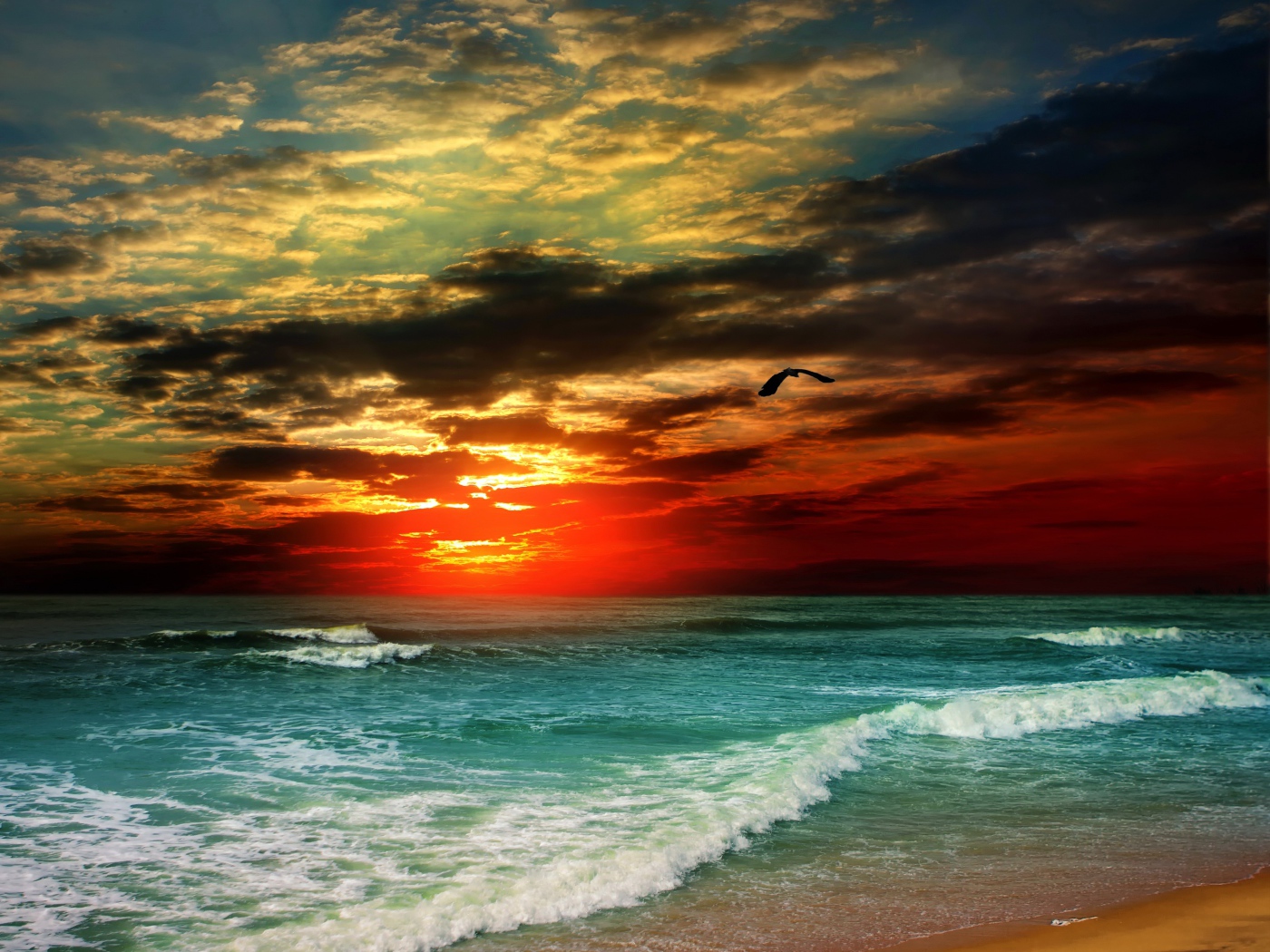 Белые волны на берегу океана на закате солнца