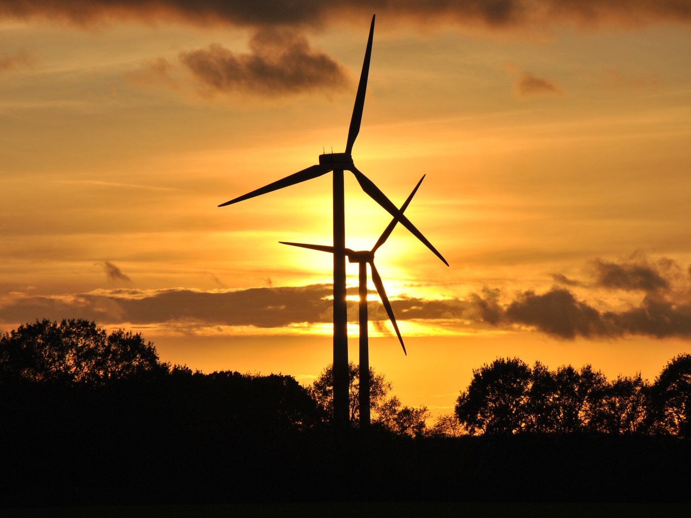Ветротурбины на фоне неба на закате солнца