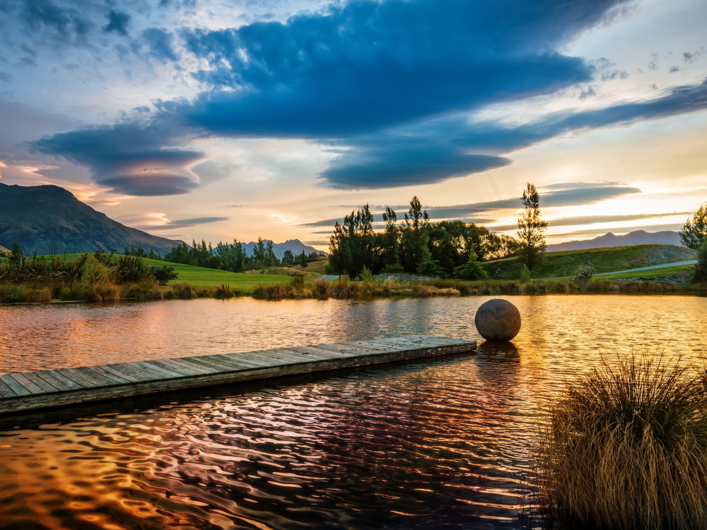 Деревянный мост в озере на закате солнца