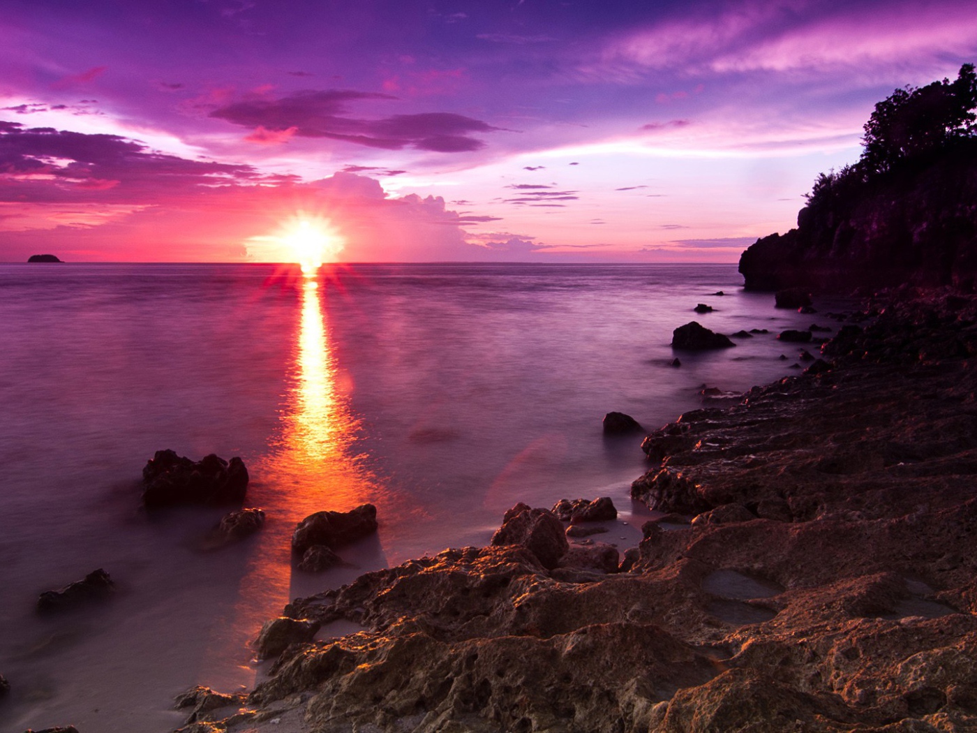 Каменный пляж на закате солнца 