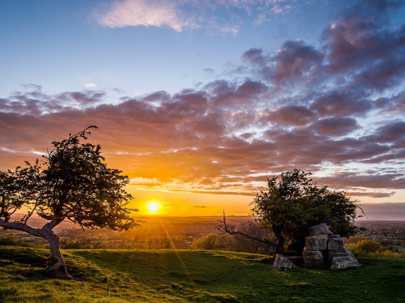 Летний рассвет солнца в облачном небе укрывает землю