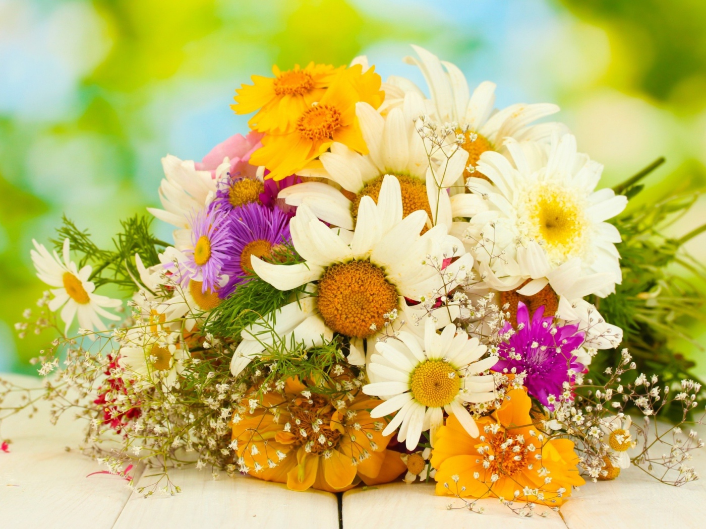 Красивый нежный букет цветов