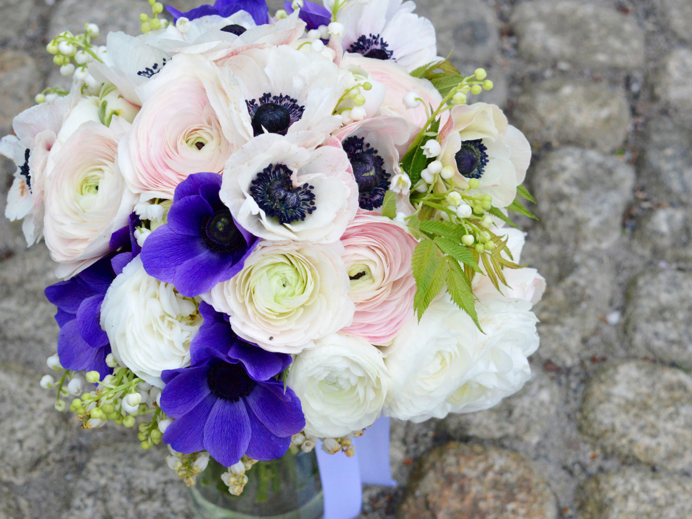 Красивый букет цветы анемоны и лютики