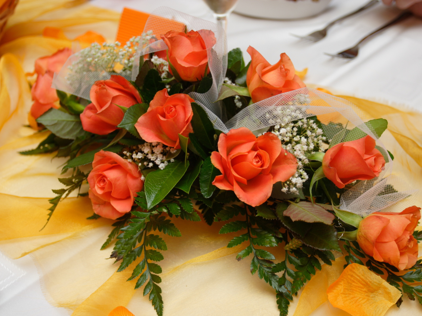 Красивый букет оранжевых роз с зелеными листьями