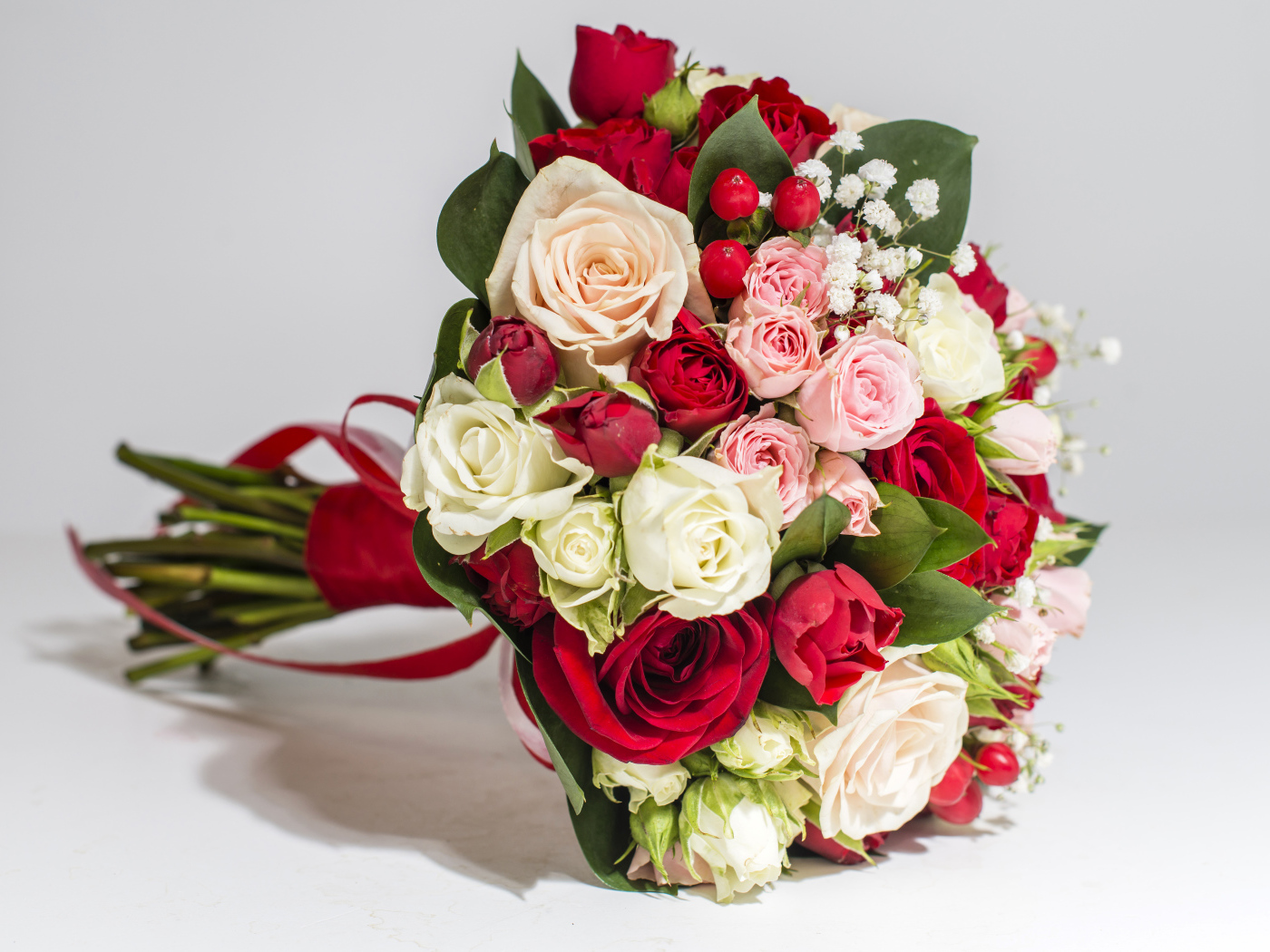Красивый праздничный букет из роз