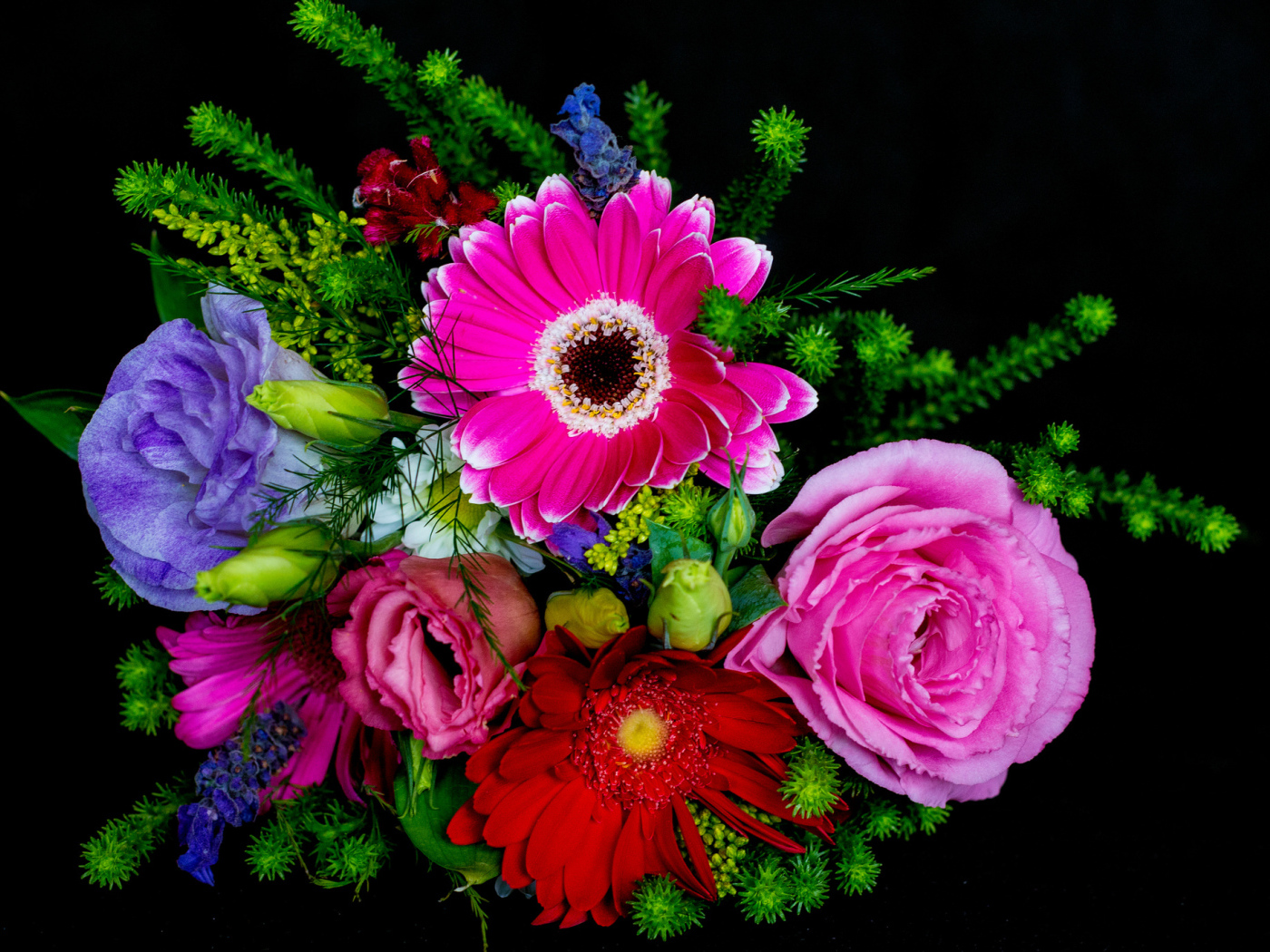 Красивый разноцветный букет на черном фоне