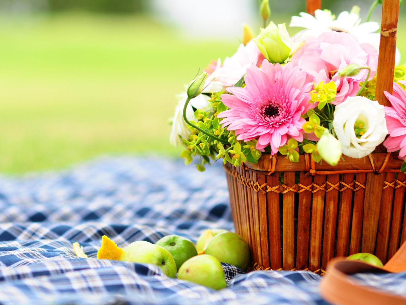 Букет гербер и лютиков в корзине для пикника