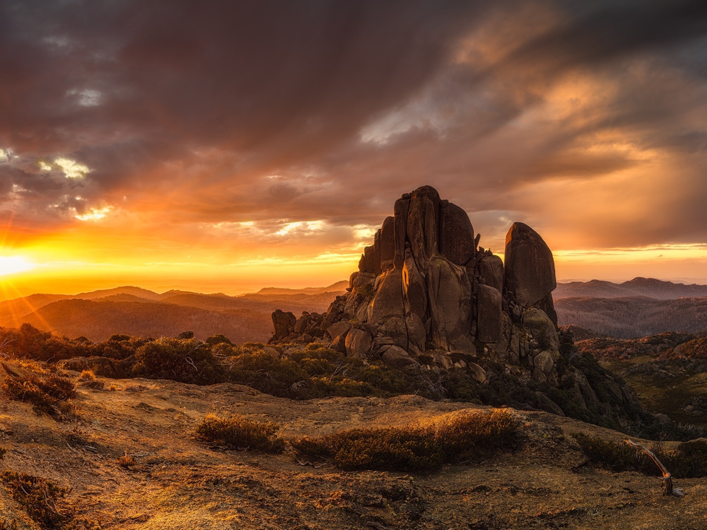 Скала в лучах восходящего солнца 
